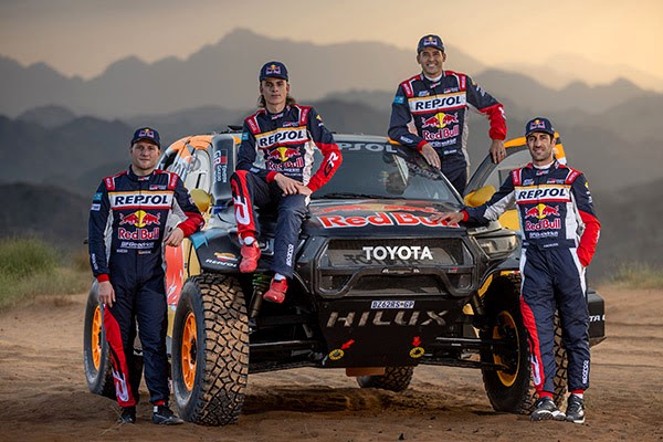 Toyota presenta su equipo oficial para el Dakar saudí. Camionetas voladoras.